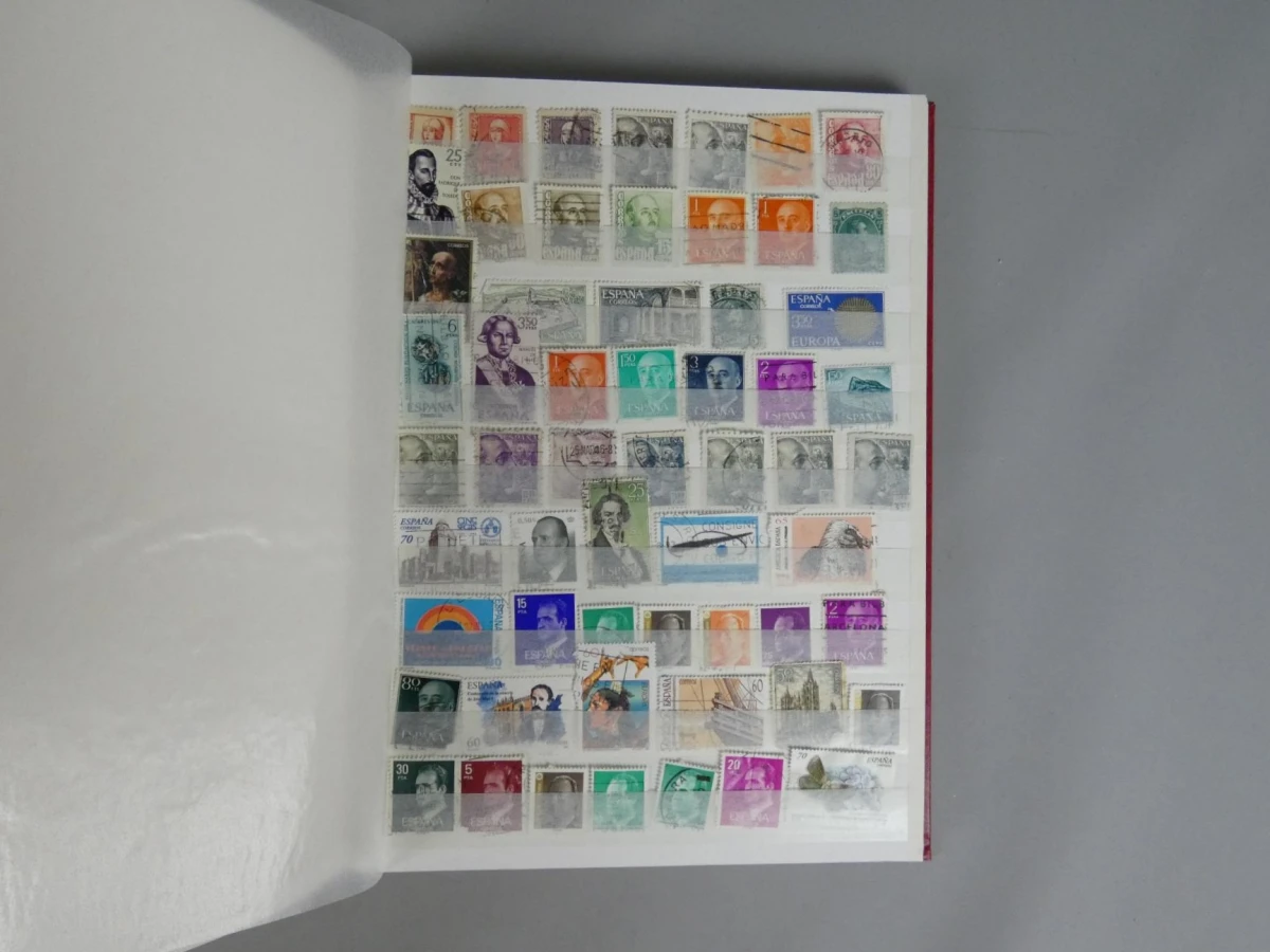 Vintage postzegelalbum gevuld met Spaanse postzegels