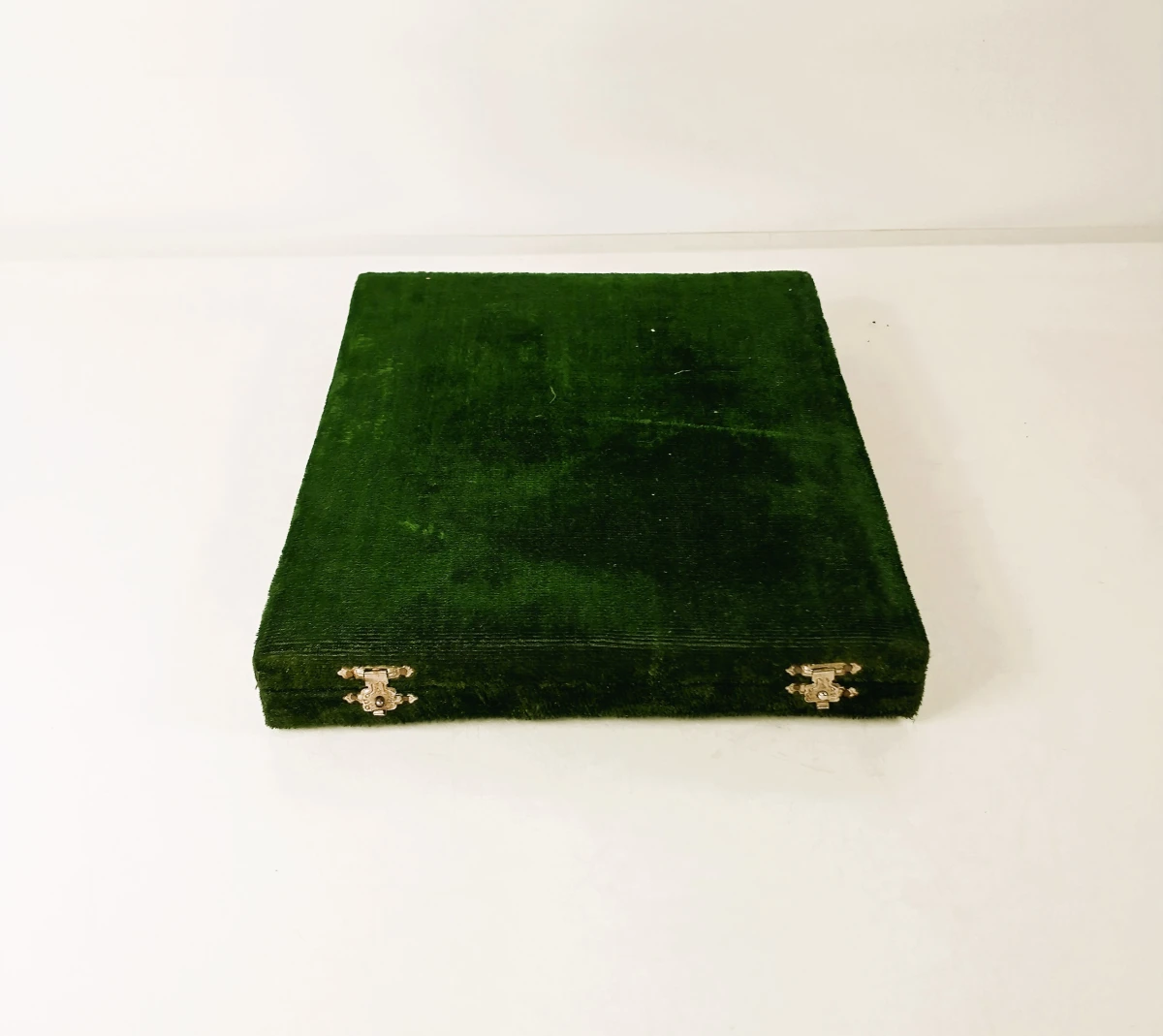 Verzameling vintage speldjes en pins in presentatiekoffer