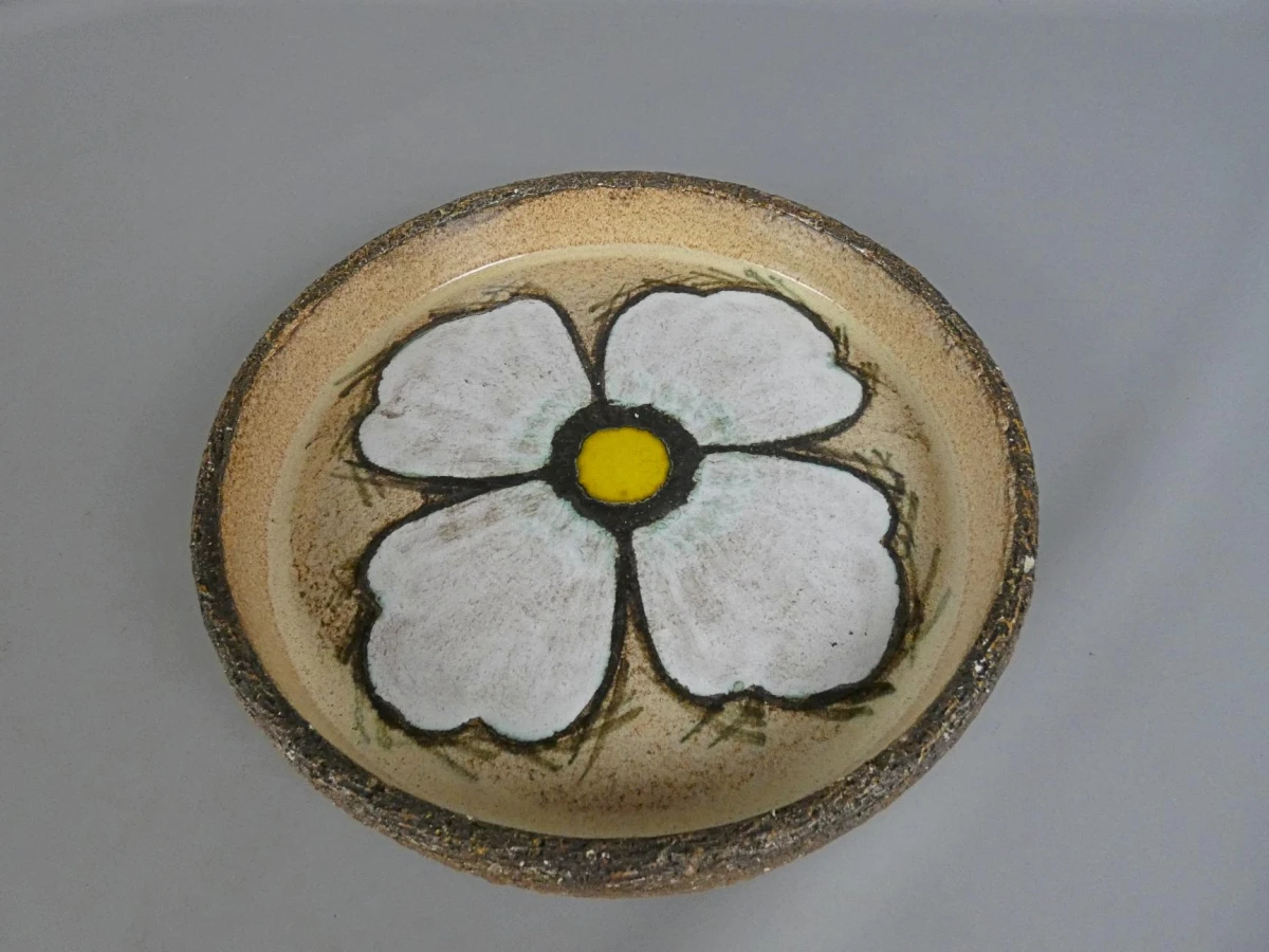 Keramieke schaal met bloemdecoratie