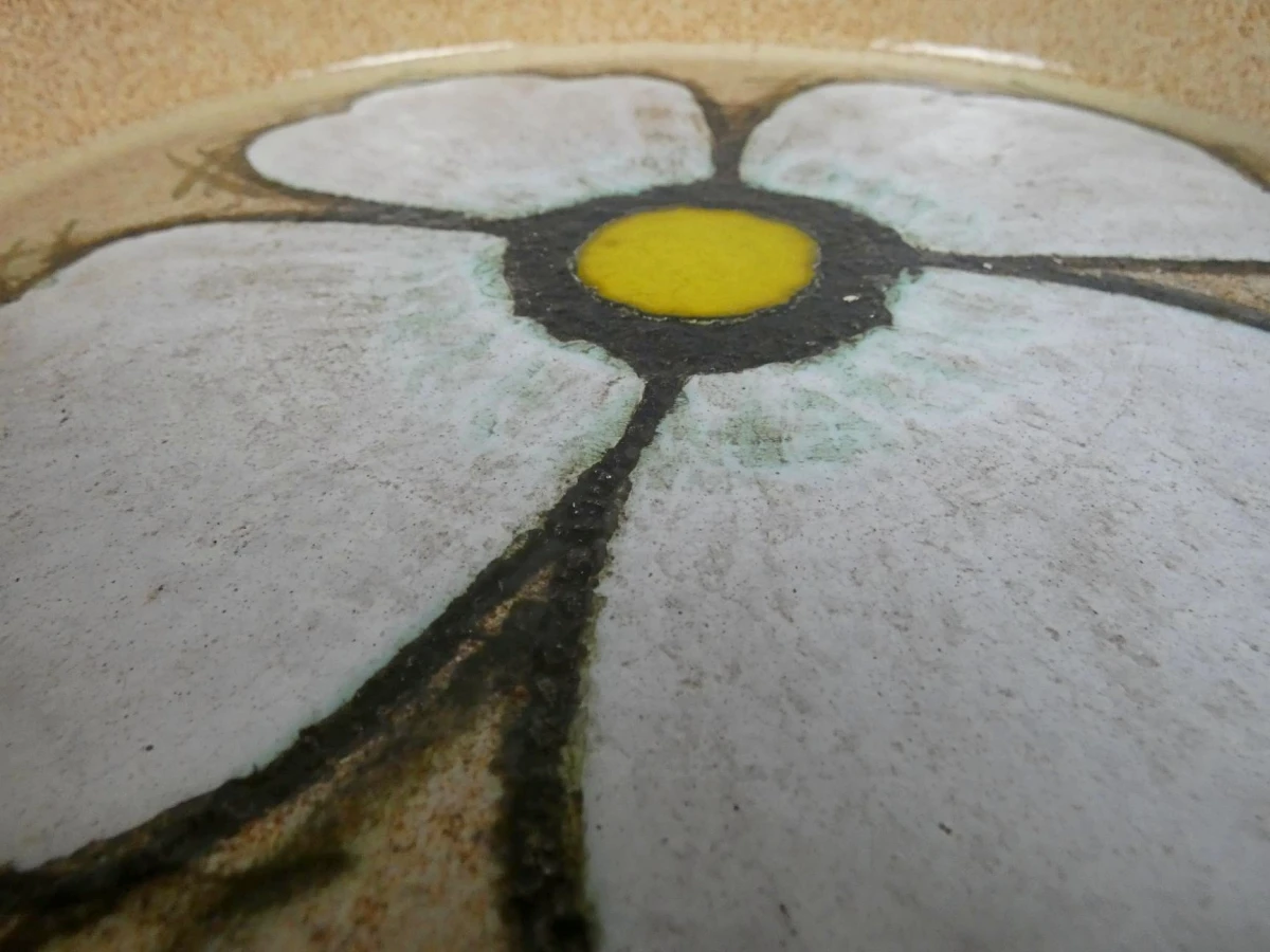 Keramieke schaal met bloemdecoratie