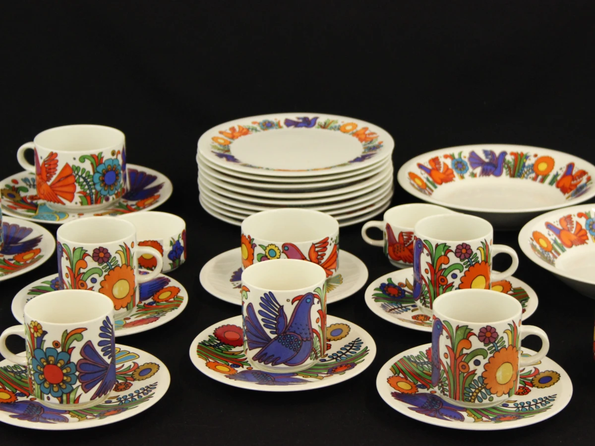 Villeroy & Boch 35 Acapulco serviesartikelen  met kleurrijk vogelmotief