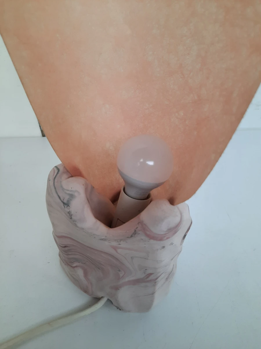 Sfeervolle Vintage Sculpturale Tafellamp – Marmerlook & Warm Licht