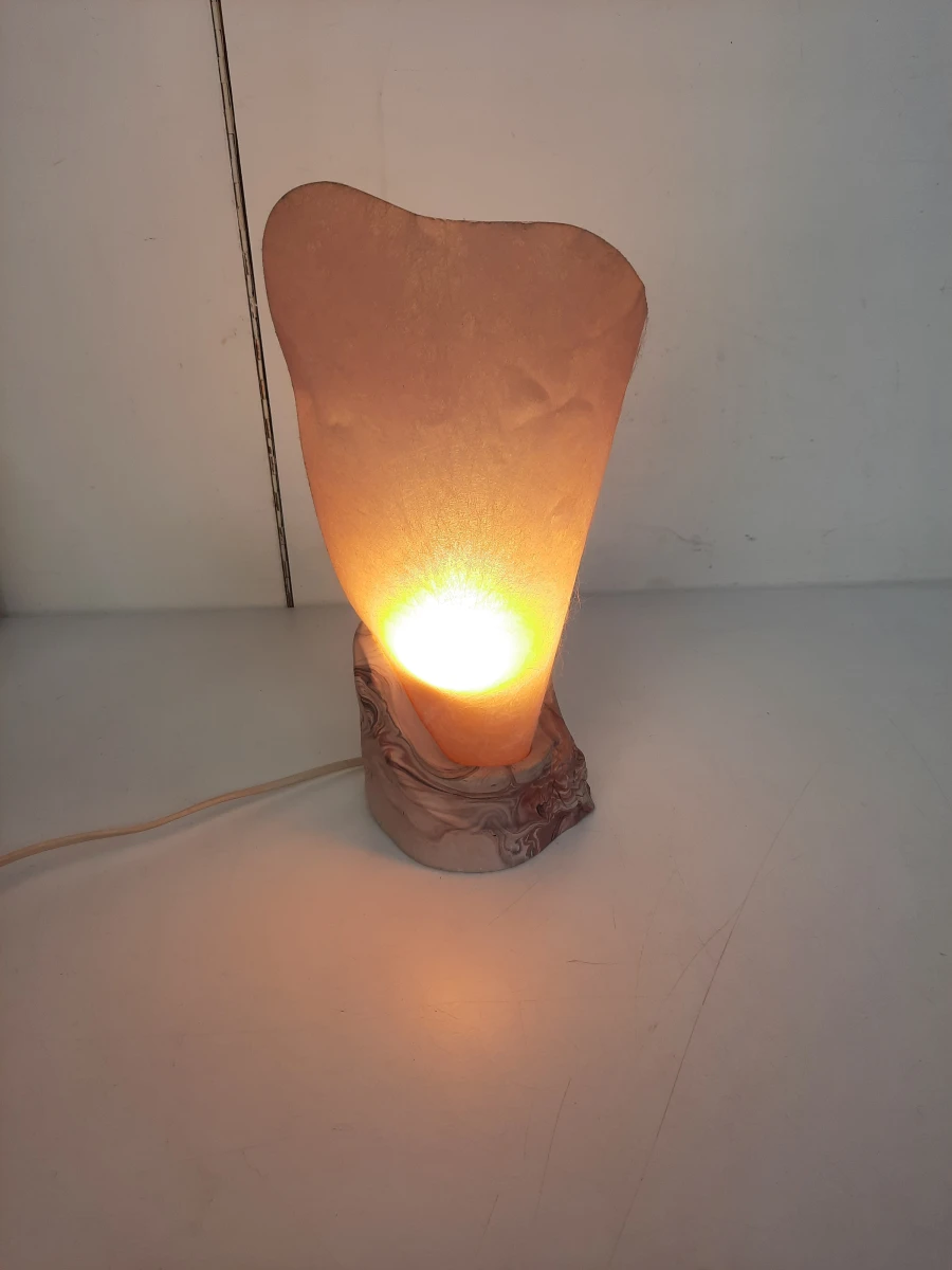 Sfeervolle Vintage Sculpturale Tafellamp – Marmerlook & Warm Licht