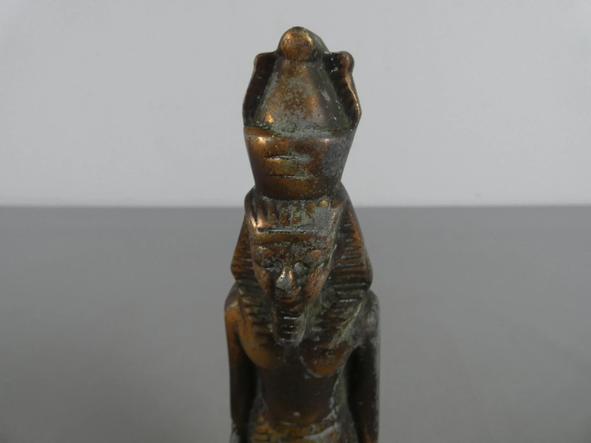Koperen Egyptisch Beeldje op Marmeren Voet