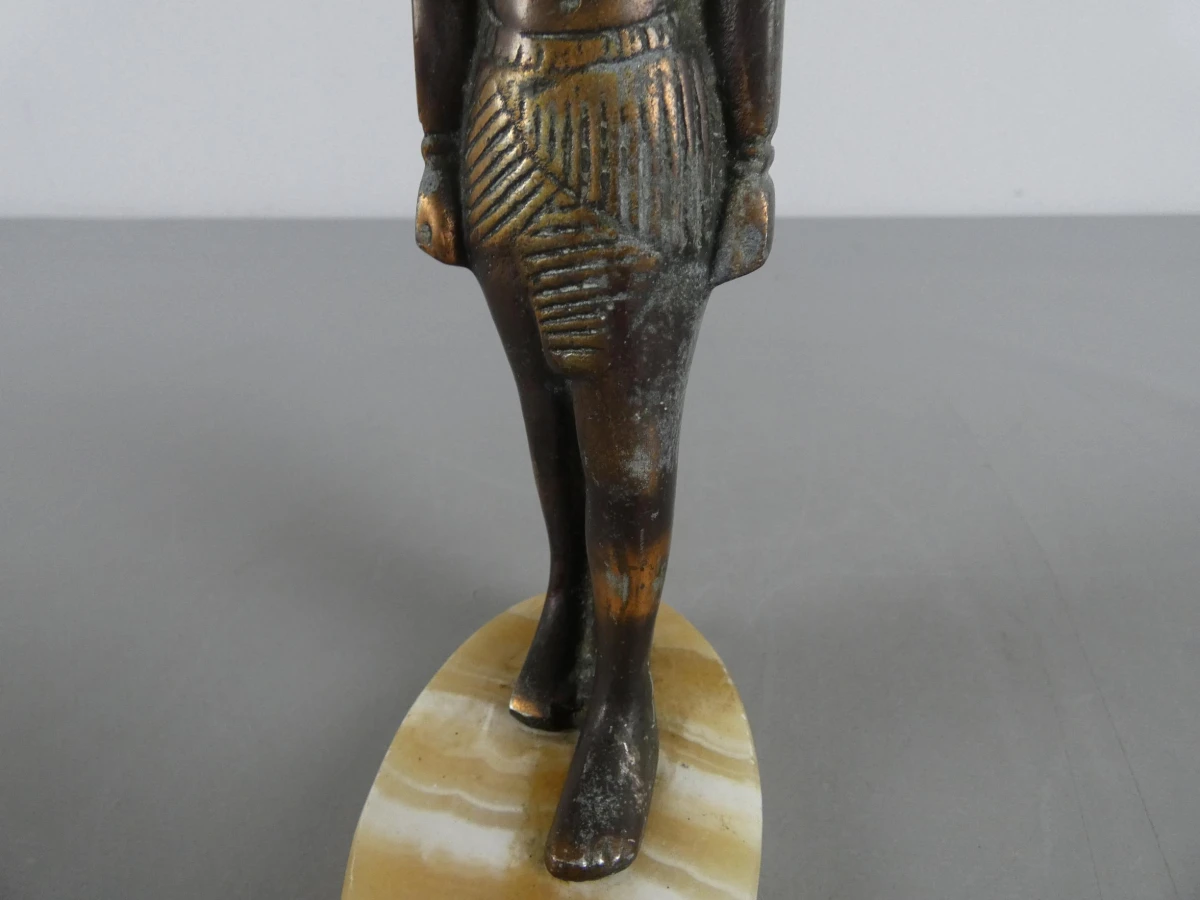 Koperen Egyptisch Beeldje op Marmeren Voet