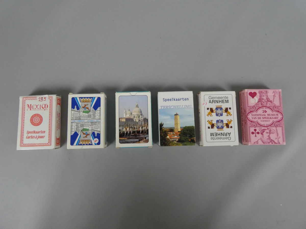 Verzameling van 6 diverse speelkaarten doosjes