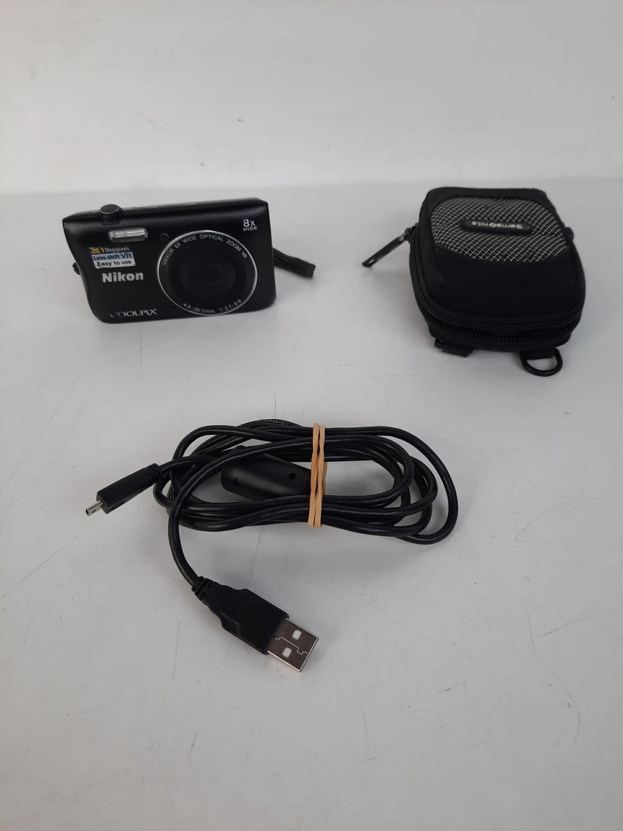 Digitale compactcamera Nikon Coolpix S3700 met accessoires