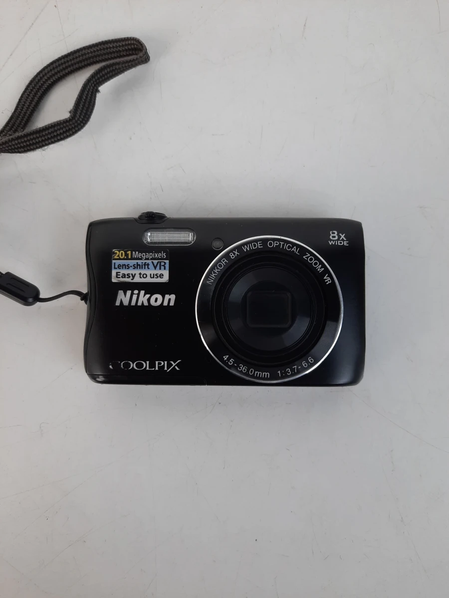 Digitale compactcamera Nikon Coolpix S3700 met accessoires
