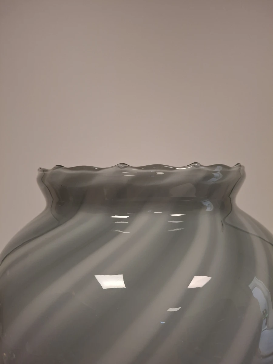 Decoratieve glazen vaas met spiraalpatroon