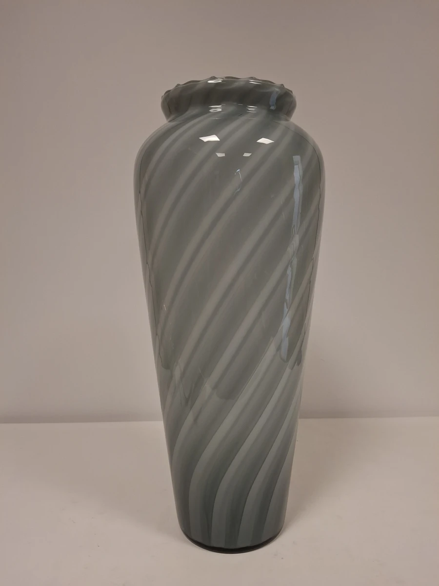 Decoratieve glazen vaas met spiraalpatroon