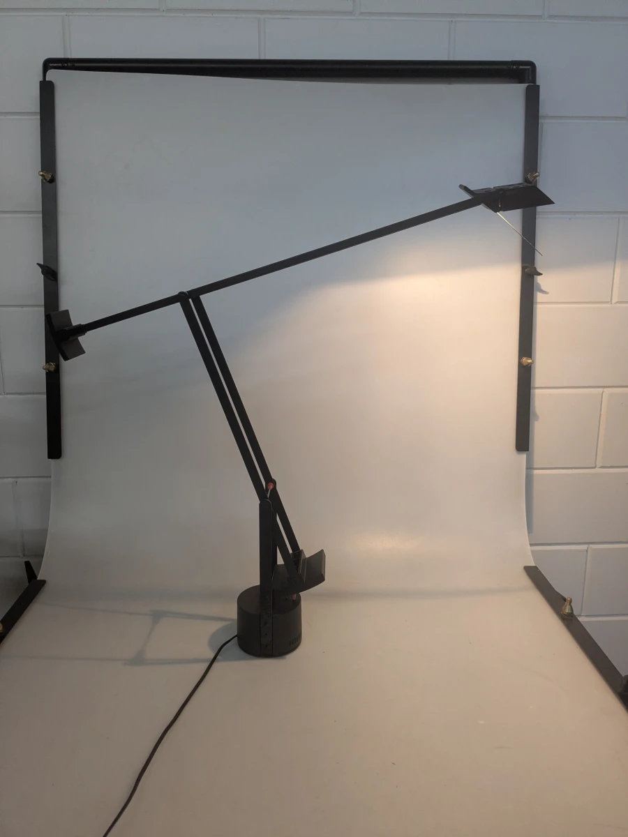 Zwarte verstelbare bureaulamp met lange arm