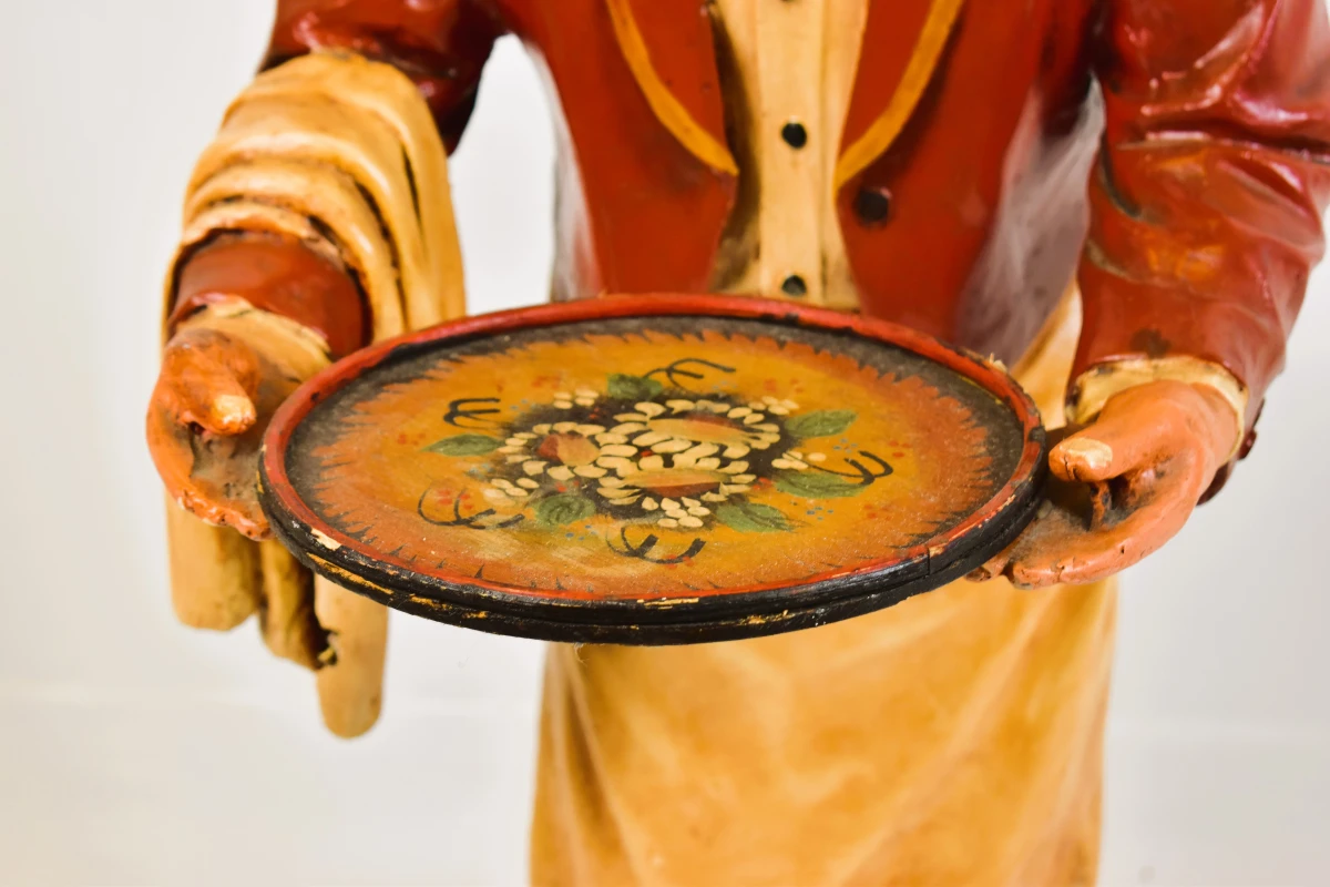 Beeld van ober met dienblad - foto 4