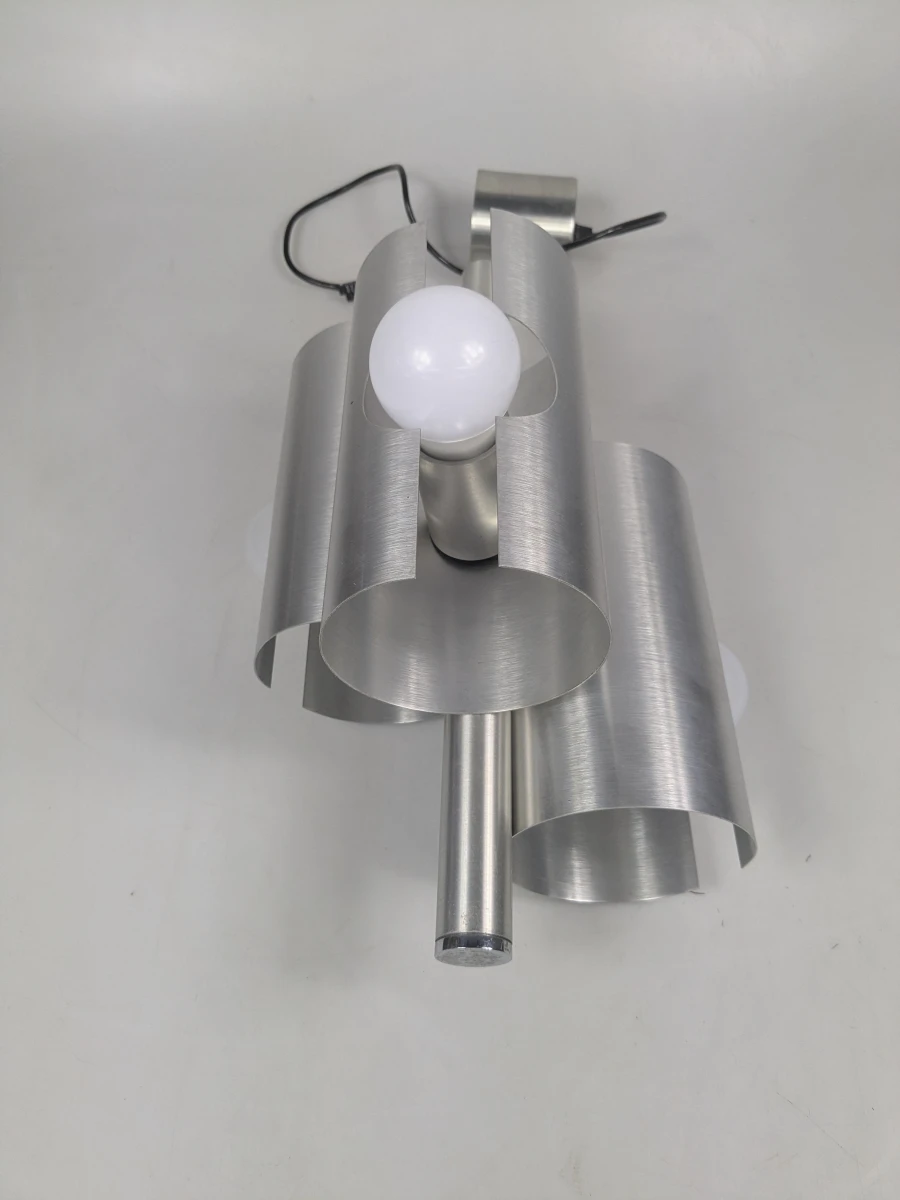 Moderne metalen plafondlamp met drie lichtpunten