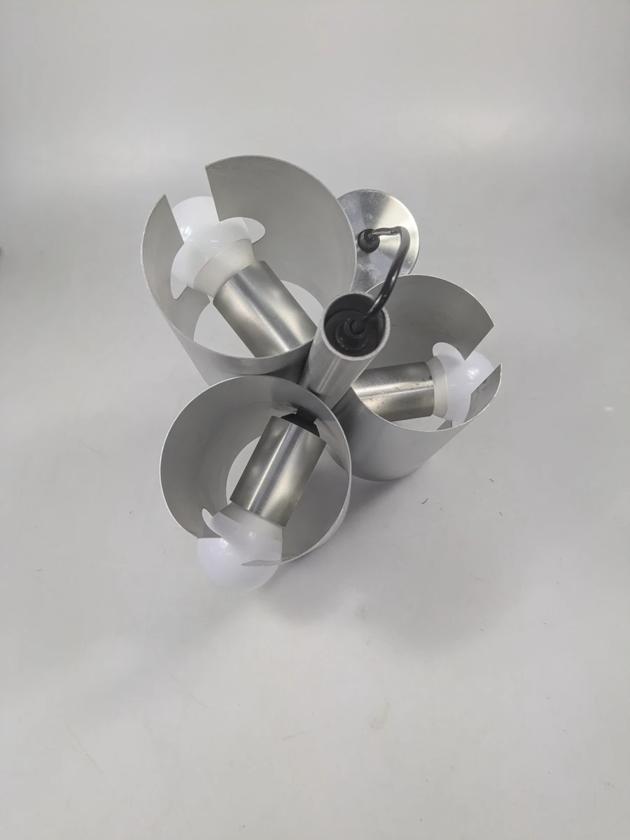 Moderne metalen plafondlamp met drie lichtpunten