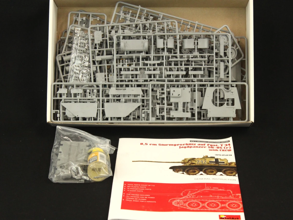 Modelbouwset Jagdpanzer SU-85 met bemanning 1:35