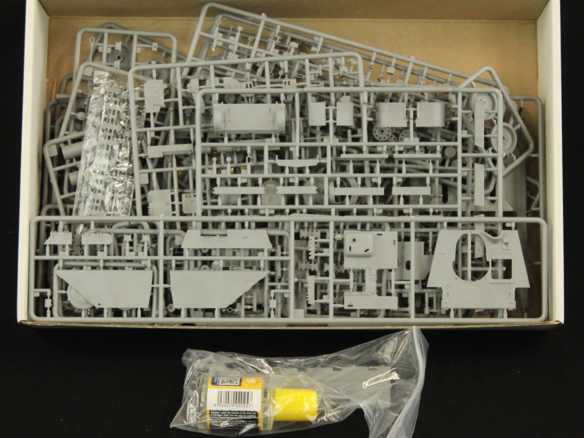 Modelbouwset Jagdpanzer SU-85 met bemanning 1:35