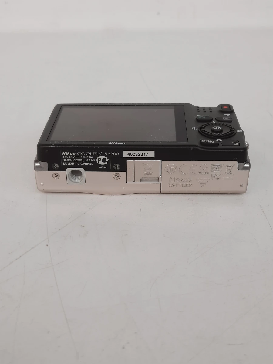 Nikon Coolpix S6200 Compact Camera – Zilveren Set met Kabel & Tas