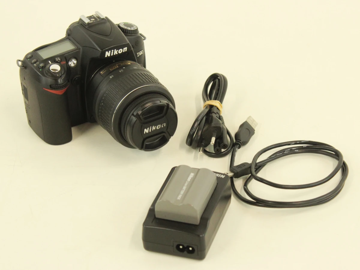 Nikon D90 spiegelreflexcamera met 18-55mm lens en accessoires - foto 2