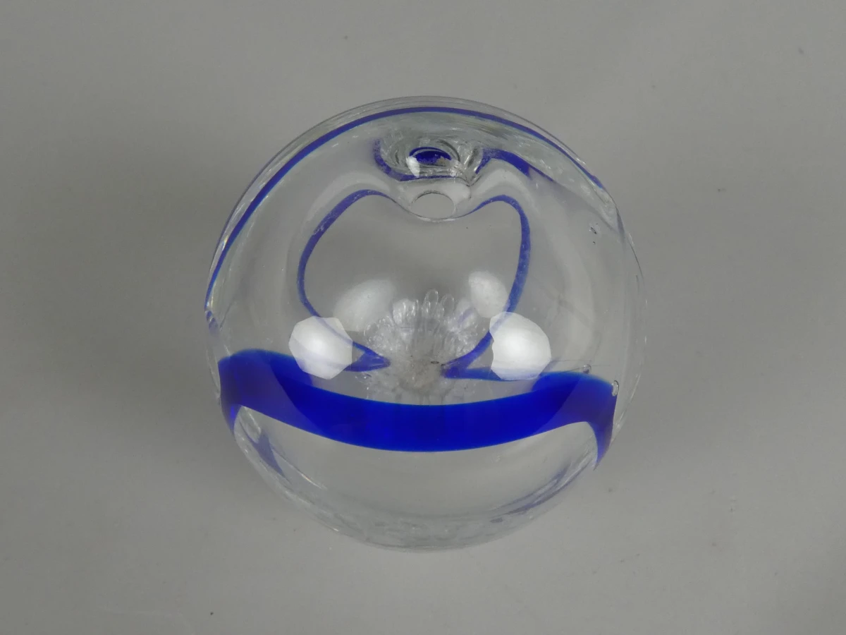 Glazen bol met blauwe swirl en bubbels
