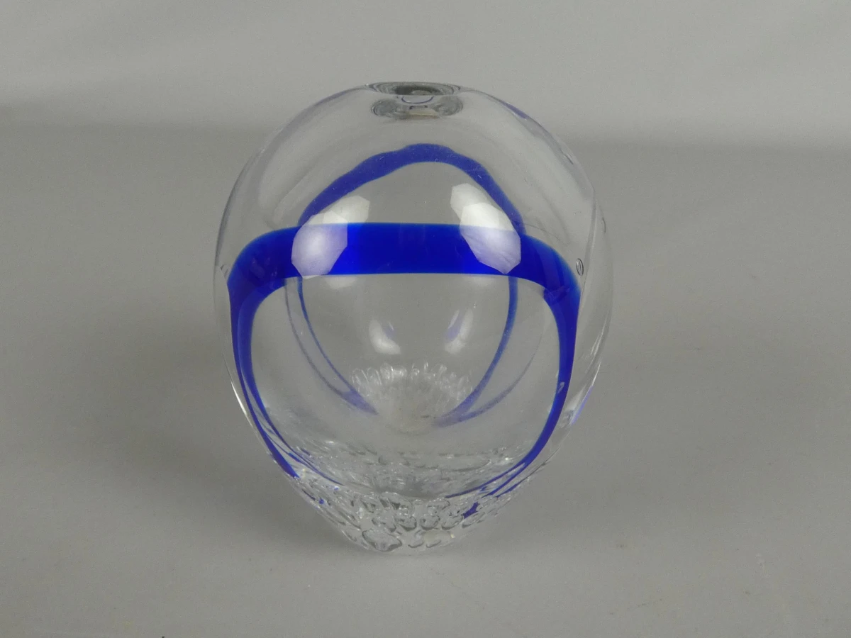 Glazen bol met blauwe swirl en bubbels
