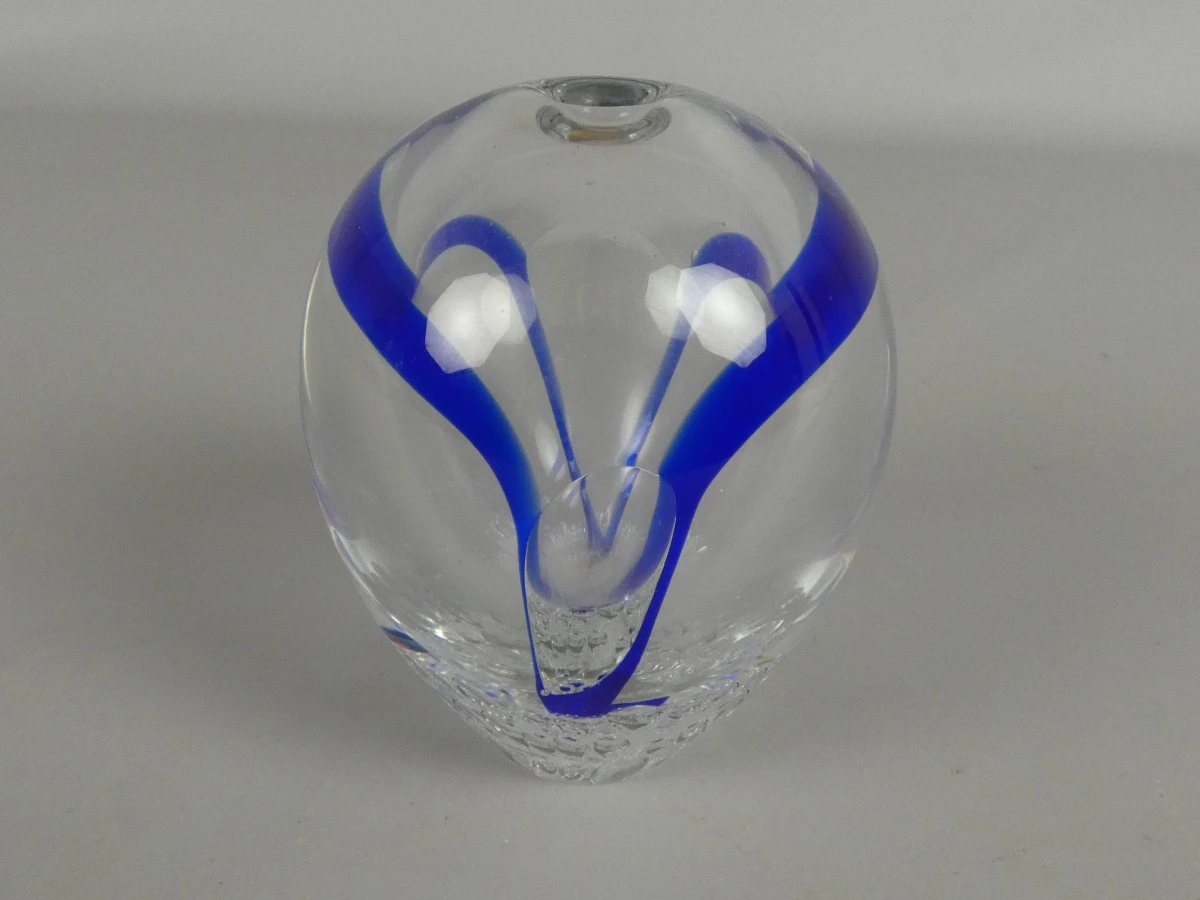 Glazen bol met blauwe swirl en bubbels