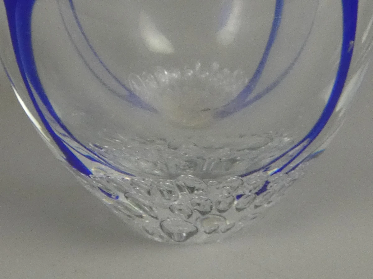 Glazen bol met blauwe swirl en bubbels