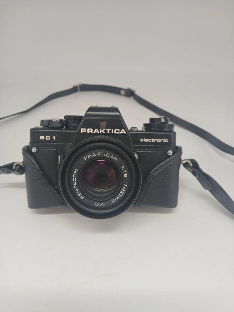 Praktica BC1 elektronische analoge camera met hoes