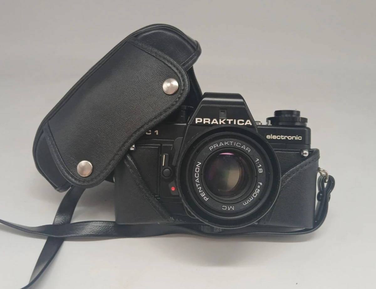 Praktica BC1 elektronische analoge camera met hoes