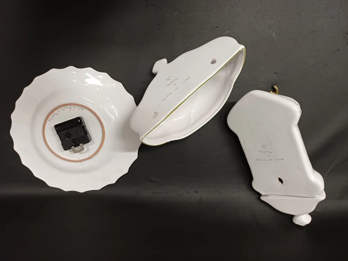 Driedelige keramische badkamer- of toiletset van Atelier de Niroules à Moustiers