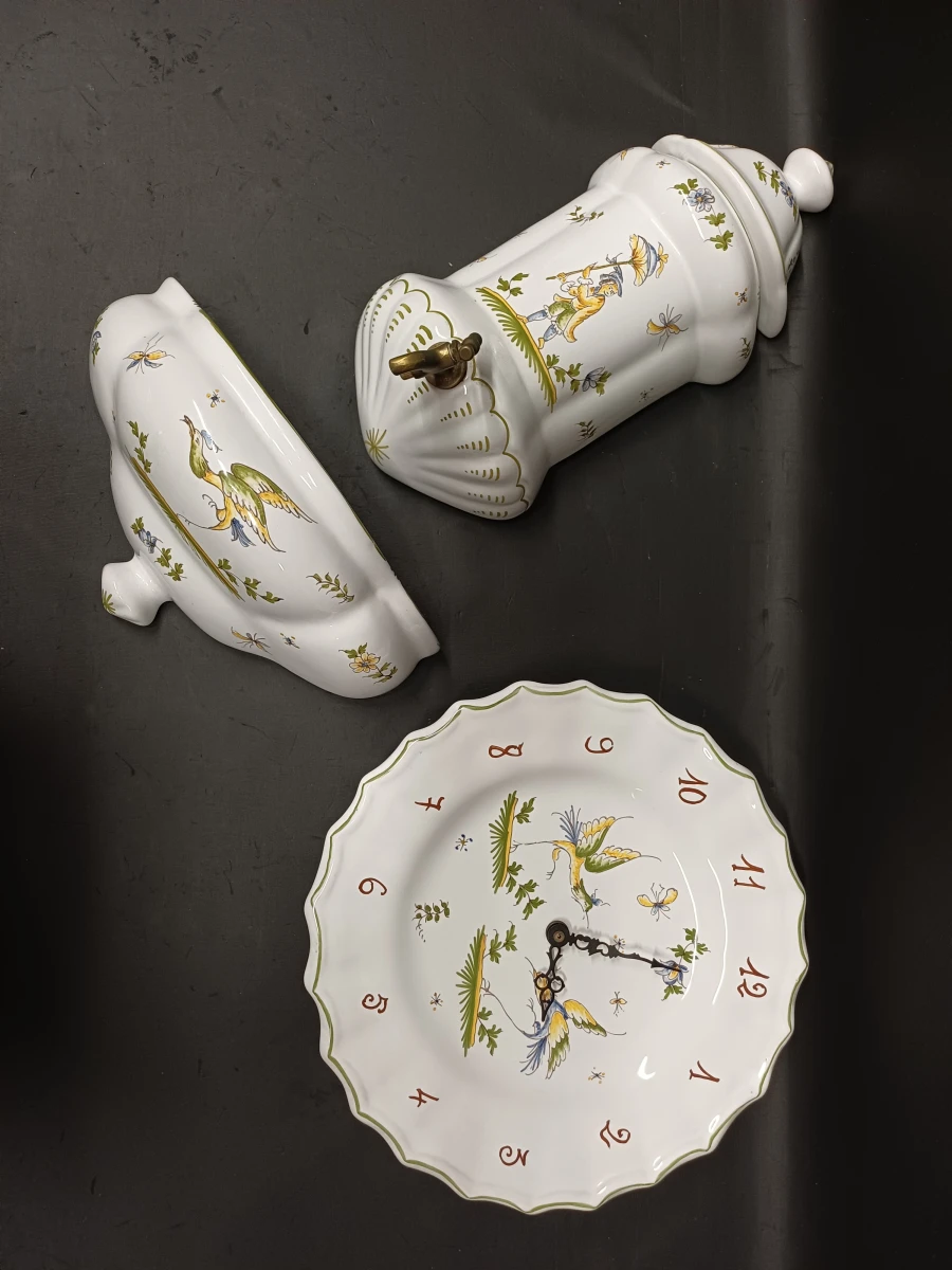 Driedelige keramische badkamer- of toiletset van Atelier de Niroules à Moustiers