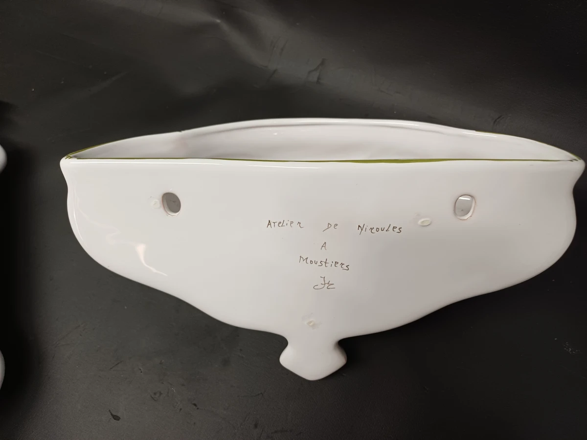 Driedelige keramische badkamer- of toiletset van Atelier de Niroules à Moustiers