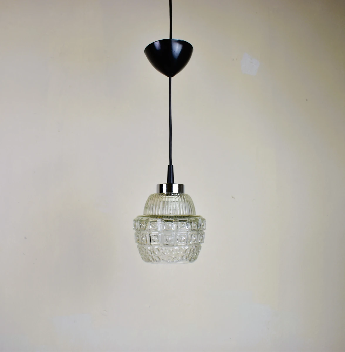 Decoratieve vintage hanglamp met persglas kap en verchroomde fitting