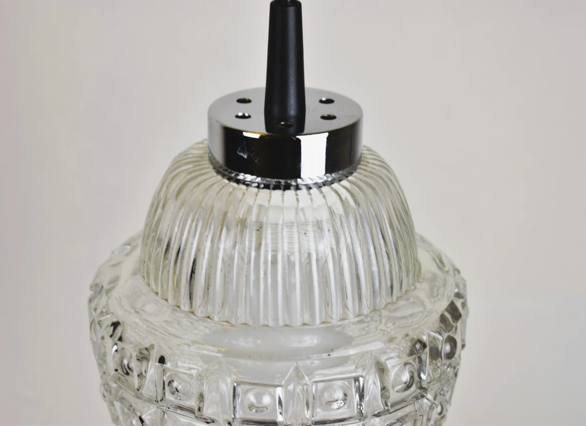 Decoratieve vintage hanglamp met persglas kap en verchroomde fitting