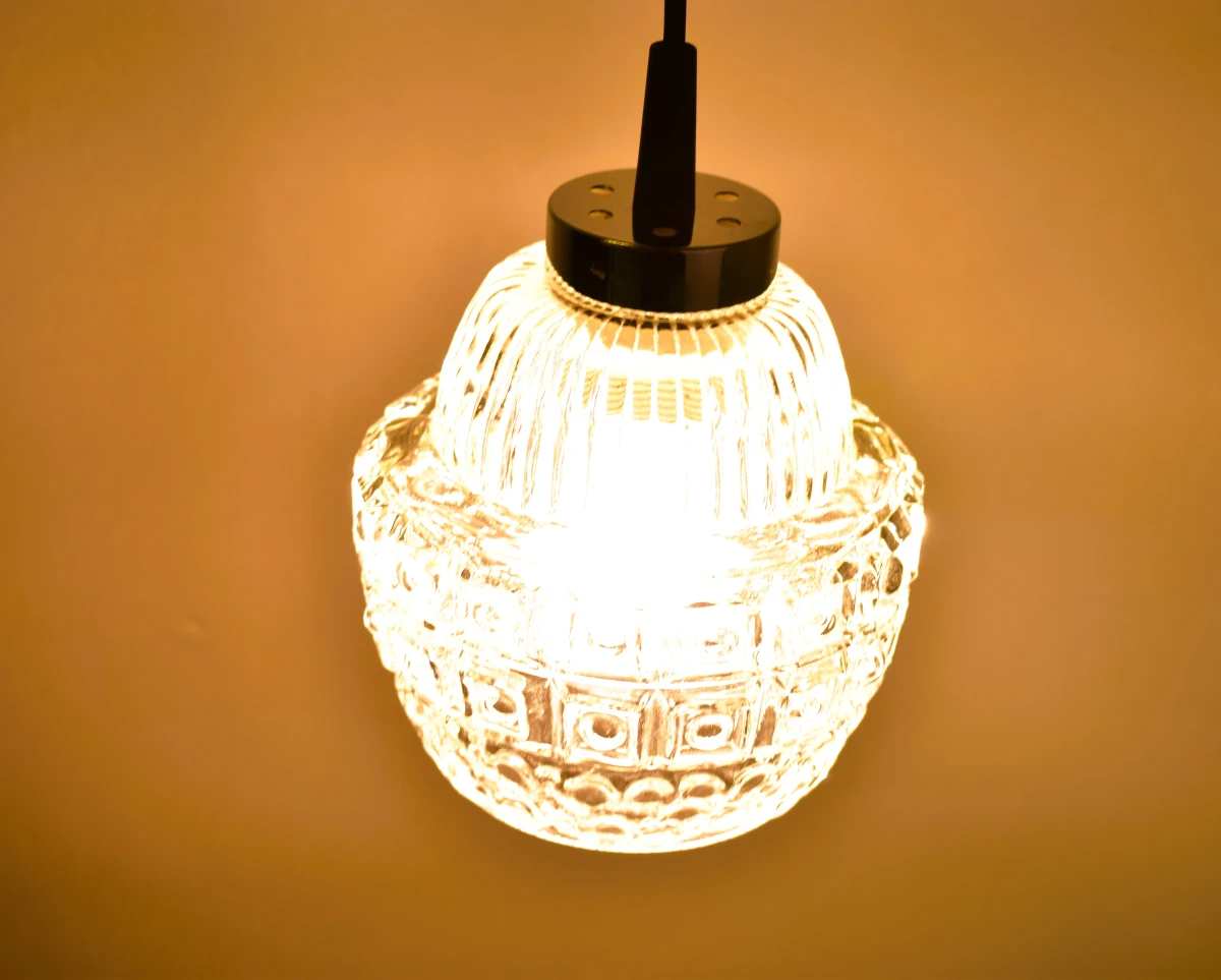 Decoratieve vintage hanglamp met persglas kap en verchroomde fitting