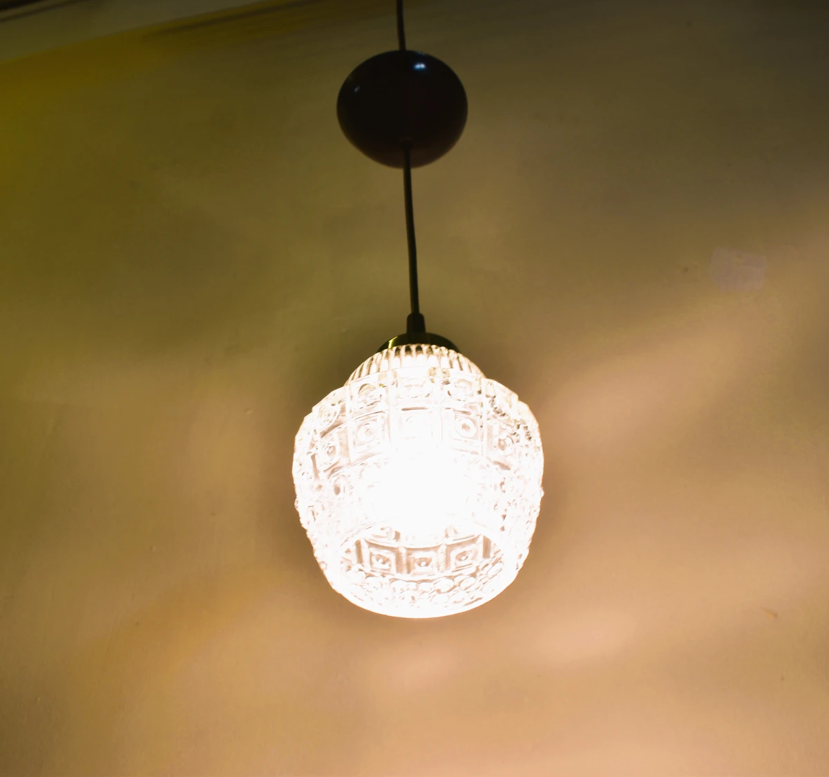 Decoratieve vintage hanglamp met persglas kap en verchroomde fitting