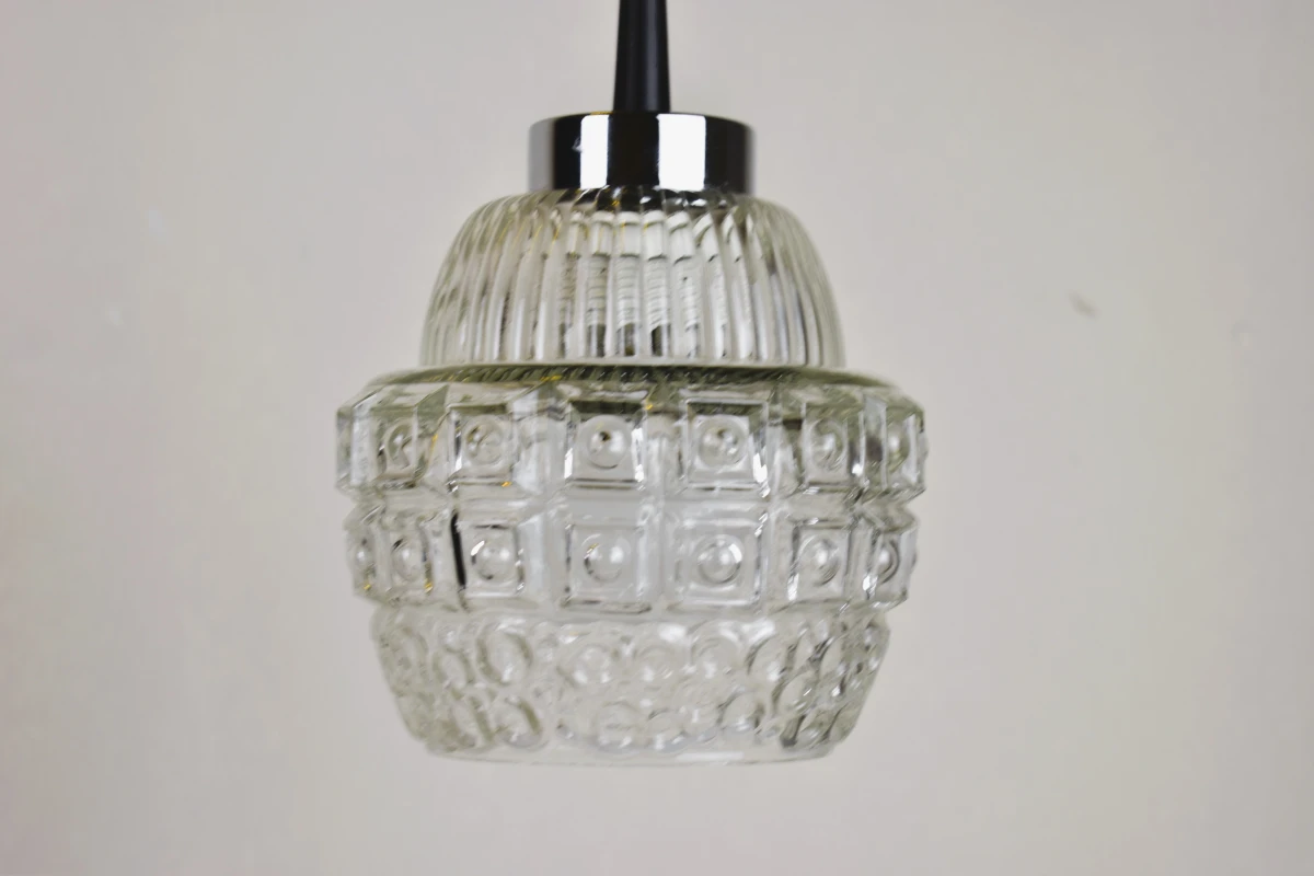 Decoratieve vintage hanglamp met persglas kap en verchroomde fitting