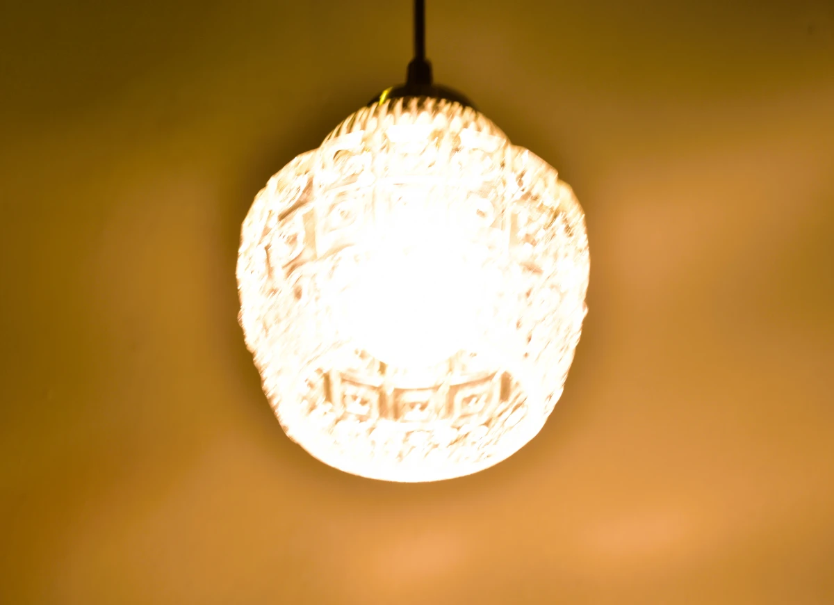 Decoratieve vintage hanglamp met persglas kap en verchroomde fitting