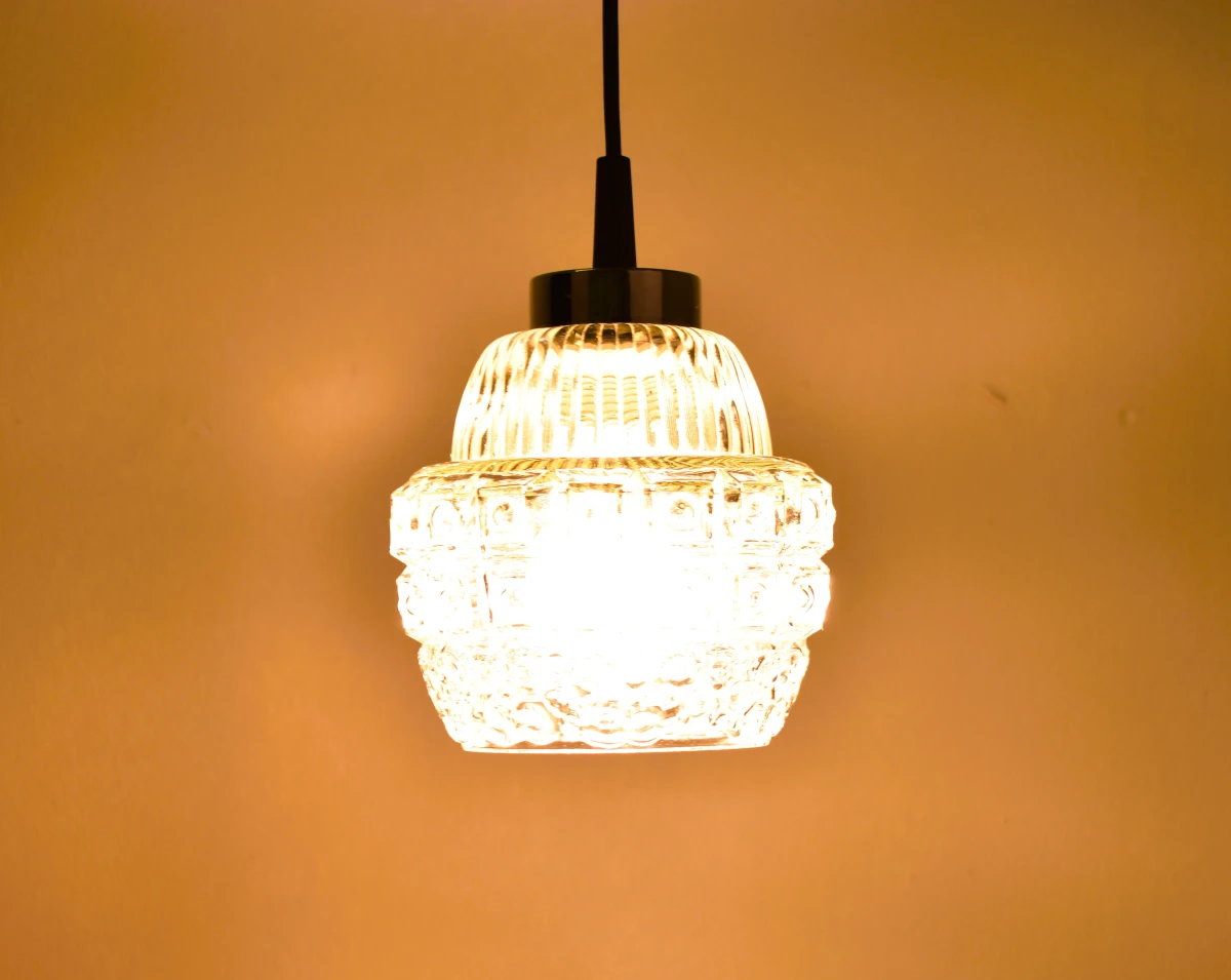 Decoratieve vintage hanglamp met persglas kap en verchroomde fitting