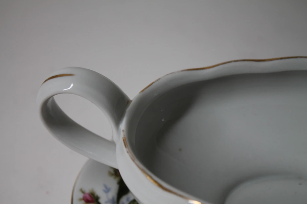 Porseleinen sauskom met bloemmotief