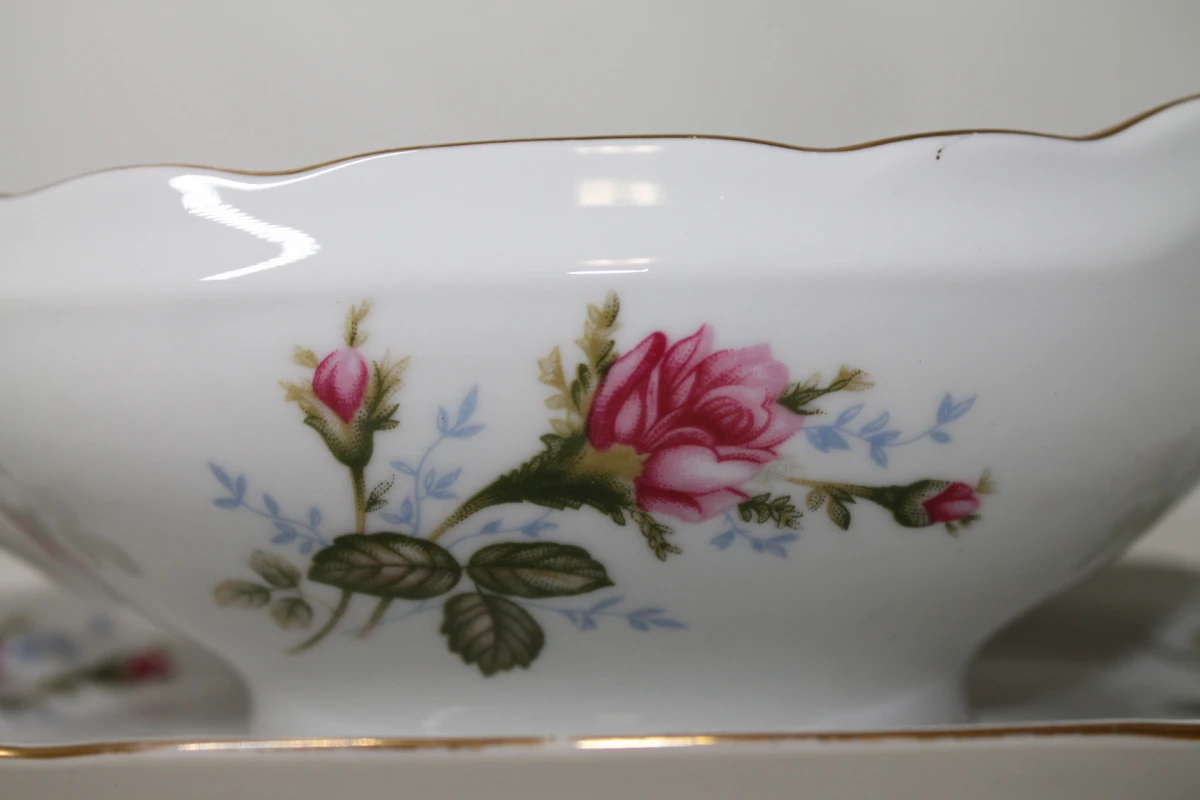 Porseleinen sauskom met bloemmotief