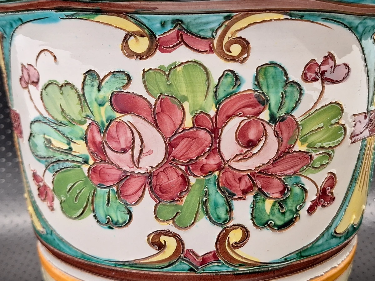 Handbeschilderde vintage Italiaanse majolica bloempot met rozen