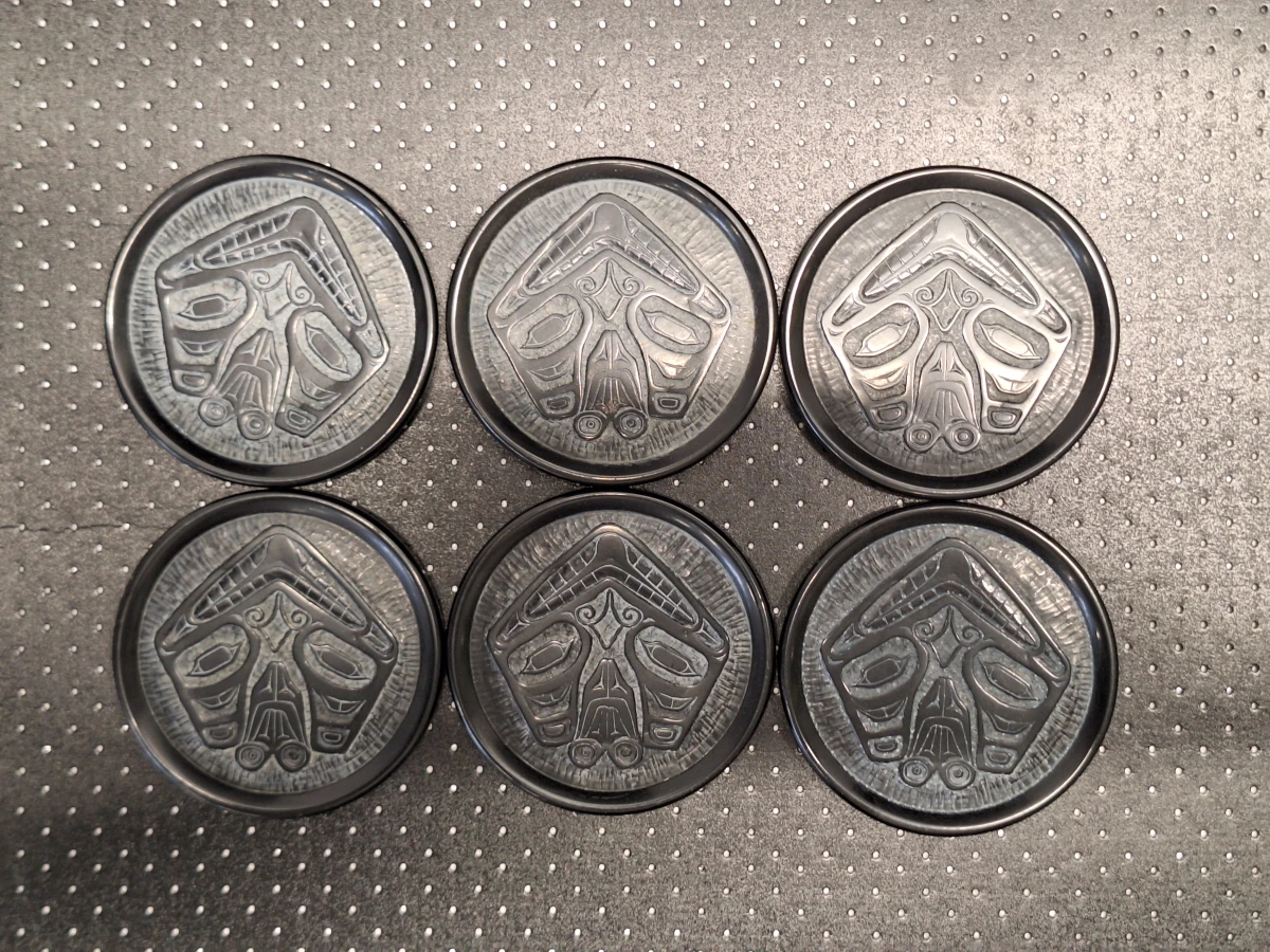 set van 6 coasters met Haida-beermasker en houder - Boma Canada
