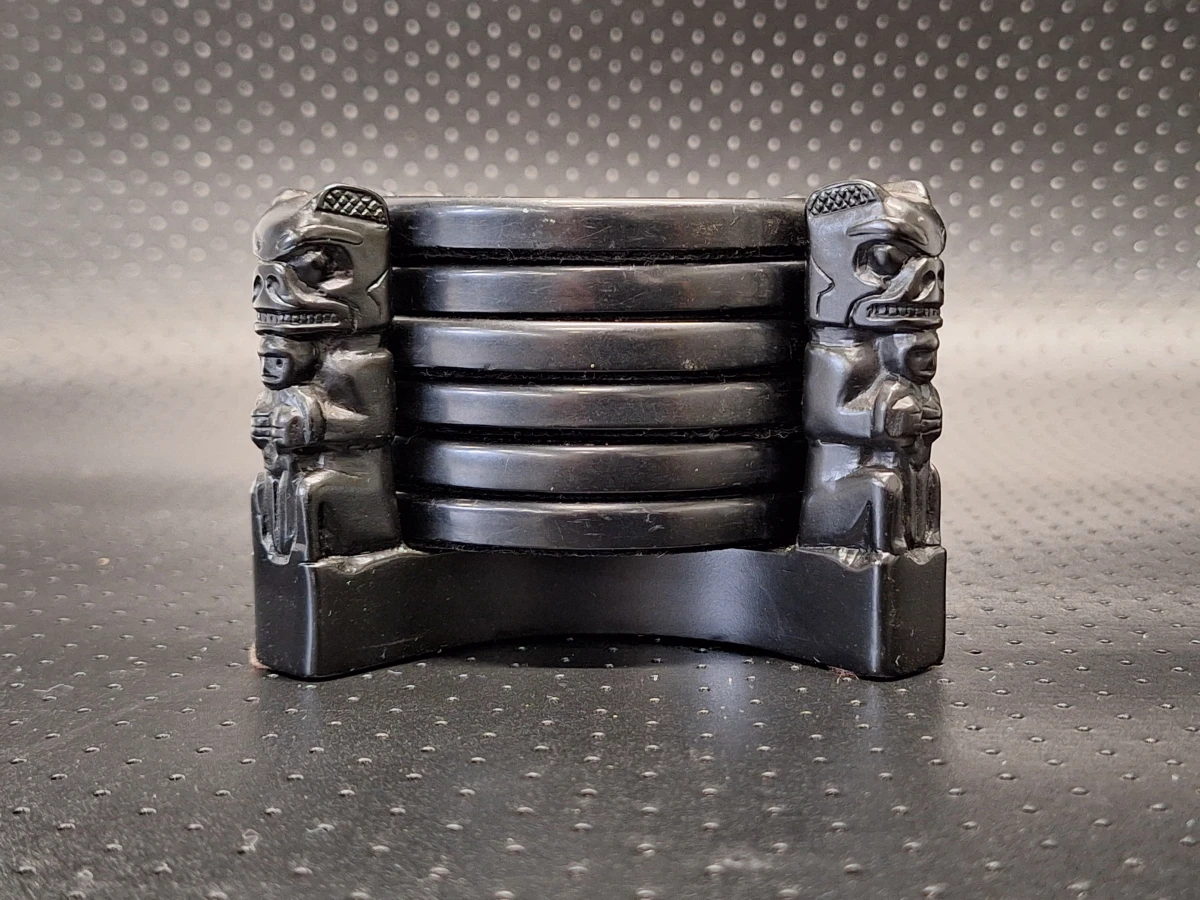 set van 6 coasters met Haida-beermasker en houder - Boma Canada