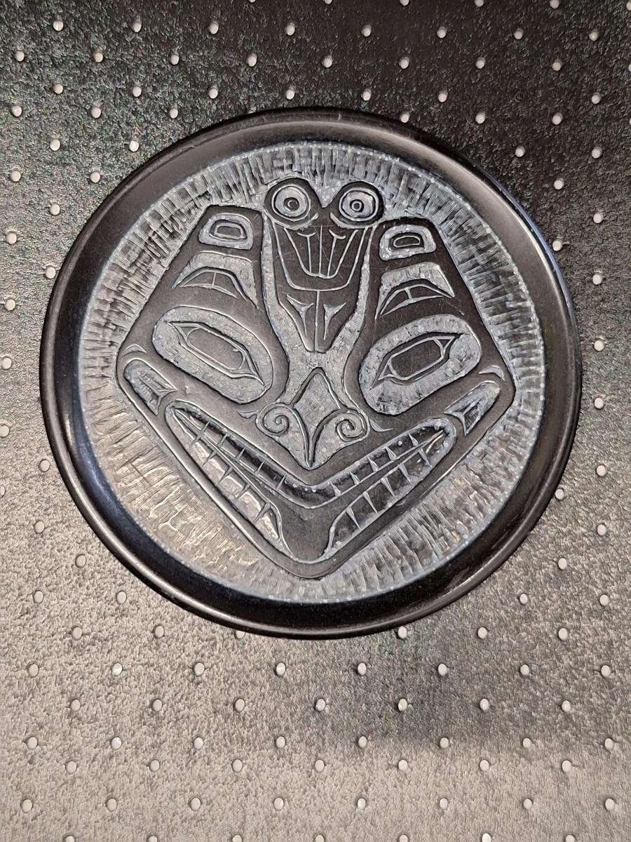 set van 6 coasters met Haida-beermasker en houder - Boma Canada