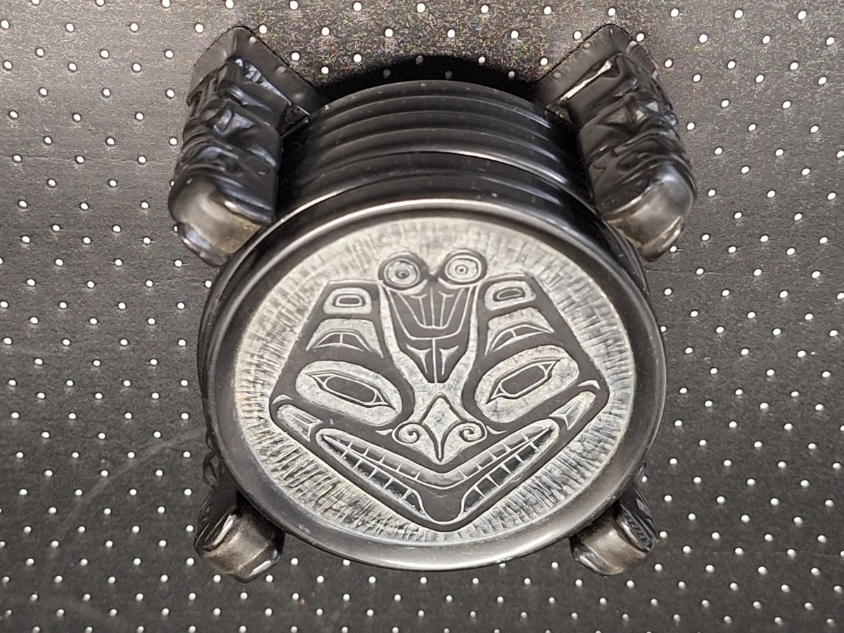 set van 6 coasters met Haida-beermasker en houder - Boma Canada