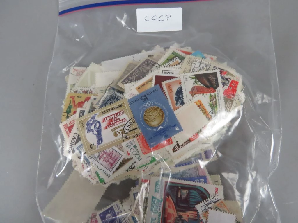 Verzameling postzegels uit diverse landen in zakjes