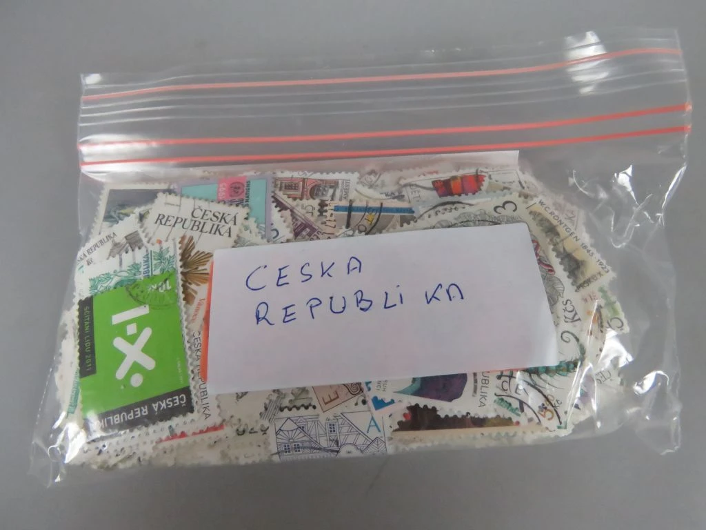 Verzameling postzegels uit diverse landen in zakjes