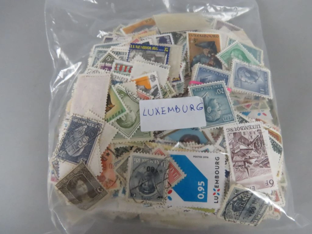 Verzameling postzegels uit diverse landen in zakjes