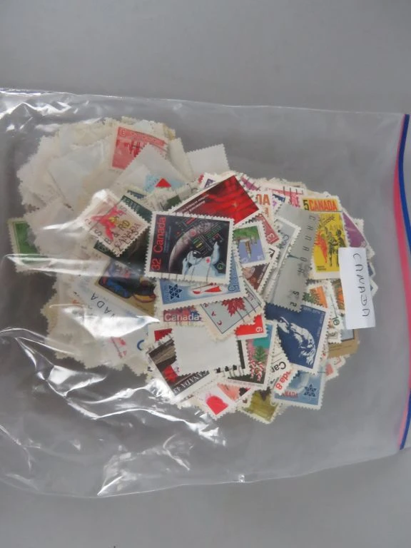 Verzameling postzegels uit diverse landen in zakjes