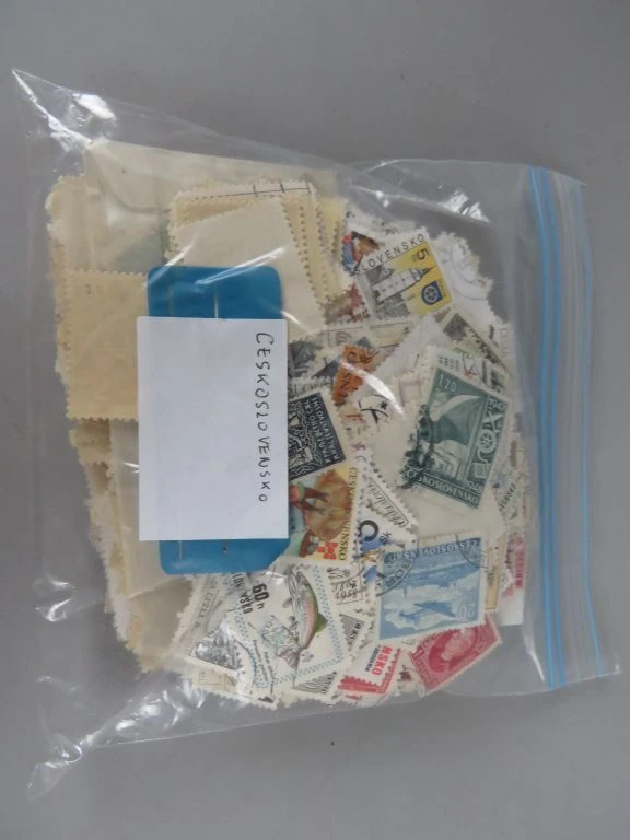 Verzameling postzegels uit diverse landen in zakjes